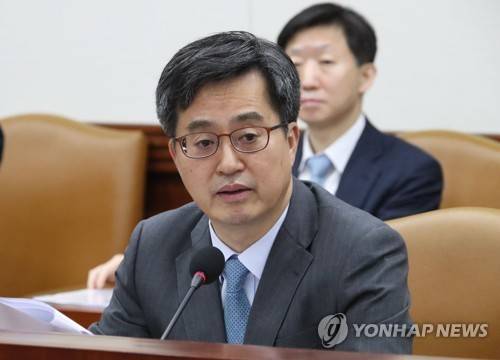 대외경제장관회의서 발언하는 김동연 부총리 (서울=연합뉴스) 김승두 기자 = 김동연 경제부총리 겸 기획재정부 장관이 12일 오전 서울 세종로 정부서울청사에서 열린 제198차 대외경제장관회의에서 발언하고 있다. 2018.3.12      kimsdoo@yna.co.kr