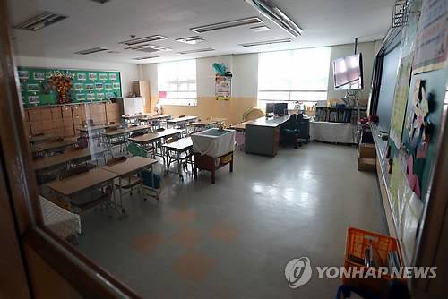 재량휴업으로 비어있는 교실.[연합뉴스 자료사진]