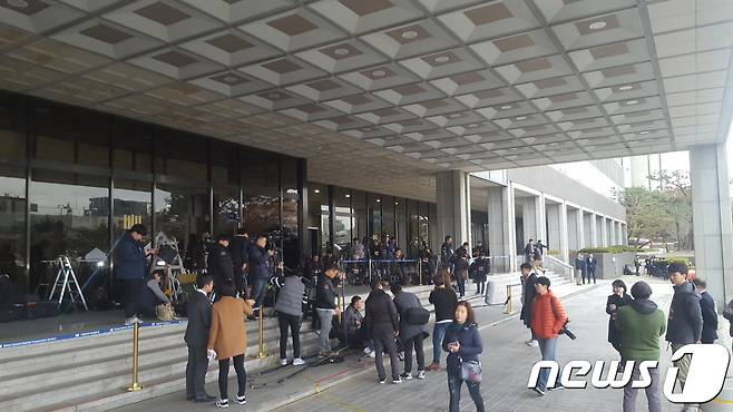 이명박 전 대통령의 검찰 출석을 앞둔 14일 오전 서울중앙지검 중앙 현관 앞에 이른 시간부터 취재진이 모여들고 있다.© News1