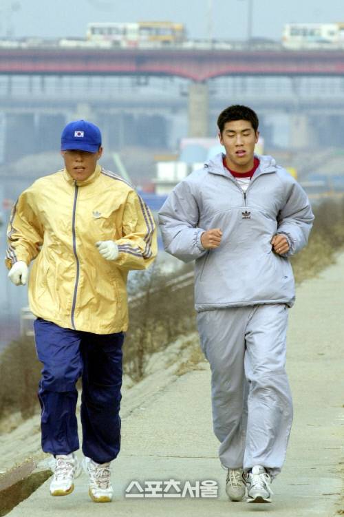 차범근 MBC 해설위원과 국가대표팀 공격수 차두리 부자가 2002년 2월27일 서울 한강시민공원에서 러닝을 함께하고 있다. 스포츠서울DB