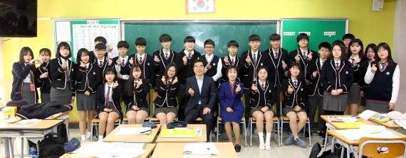 양기대 시장과 광명시 광휘고 1학년 신입생. 사진제공=광명시