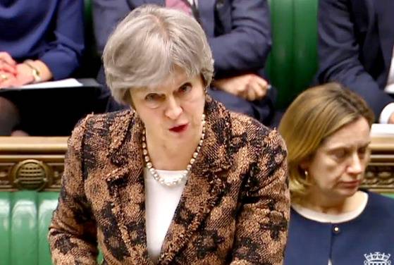 지난 12일(현지시간) 테레사 메이 영국 총리가 ‘전직 러시아 이중스파이 암살시도 사건’과 관련 ’러시아가 개발한 군사용 신경작용제에 공격 당한 것“이라며 러시아 정부를 배후로 지목했다. [AFP=연합뉴스]