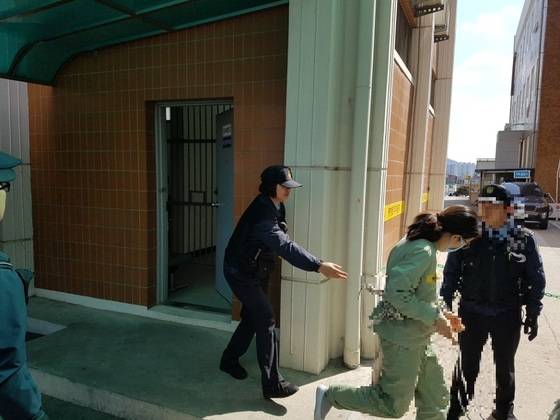 취재진을 피해 황급히 법정을 빠져 나가는 내연녀 이모(36)씨. 아동학대치사 혐의를 부인했다. 전주=김준희 기자