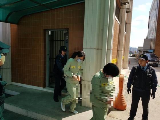 재판을 마친 내연녀 이모(36)씨와 이씨 모친 김모(62)씨가 고개를 숙인 채 법정 밖을 빠져 나가고 있다. 전주=김준희 기자