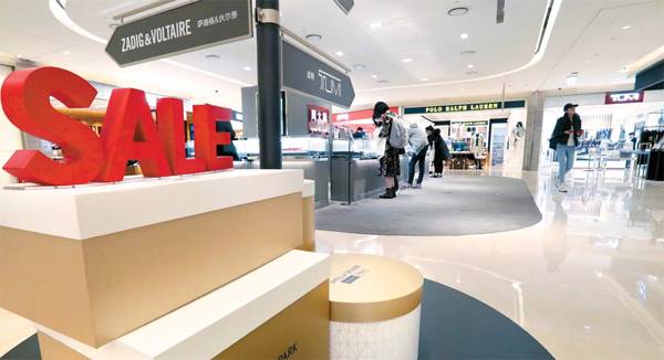 여전히 썰렁한 시내면세점  유커들이 발길을 끊은 지 1년이 된 14일 한 시내 면세점. 단체 관광객은 물론 개별 방문객들까지 적어 썰렁한 모습이다. [한주형 기자]