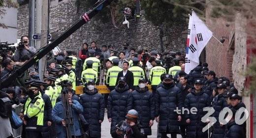 '뇌물수수, 횡령, 조세포탈' 등 혐의를 받고 있는 이명박 전 대통령이 소환되는 14일 오전 서울 강남구 논현동 이 전 대통령 자택 앞에 경찰들이 경비를 서고 있다.