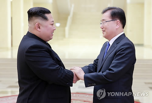 두 손 잡은 정의용 수석 대북특사와 김정은 위원장 (서울=연합뉴스) 북한을 방문 중인 정의용 수석 대북특사가 지난 5일 평양에서 김정은 북한 노동당 위원장과 만나고 있다. [청와대 제공=연합뉴스]      scoop@yna.co.kr