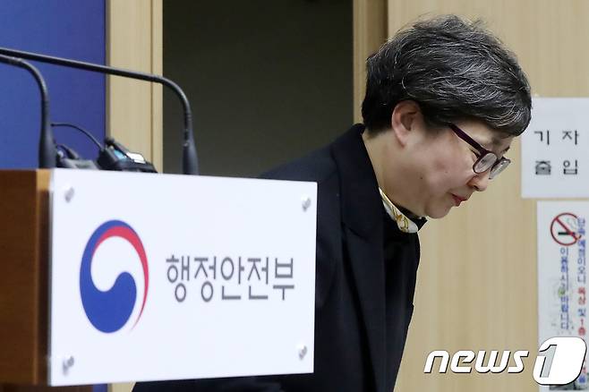 이소연 국가기록원장이 15일 오전 서울 종로구 정부서울청사에서 국가기록원 관리혁신 테스크포스 후속조치 계획 발표를 앞두고 그동안의 국가기록관리 폐단의 책임을 통감하며 고개 숙여 사과하고 있다. © News1 민경석 기자
