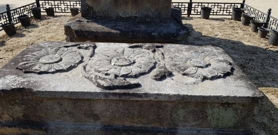 관촉사에 있는 배례석(유형문화재 제 53호). 부처님께 예를 올리던 곳에 놓인 받침들이다. 고려시대 만든 것으로 전해진다. 김방현 기자