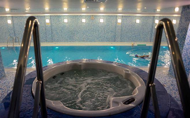 수영장 한 켠에 욕조가 설치되어 있다. [AFP=연합뉴스]