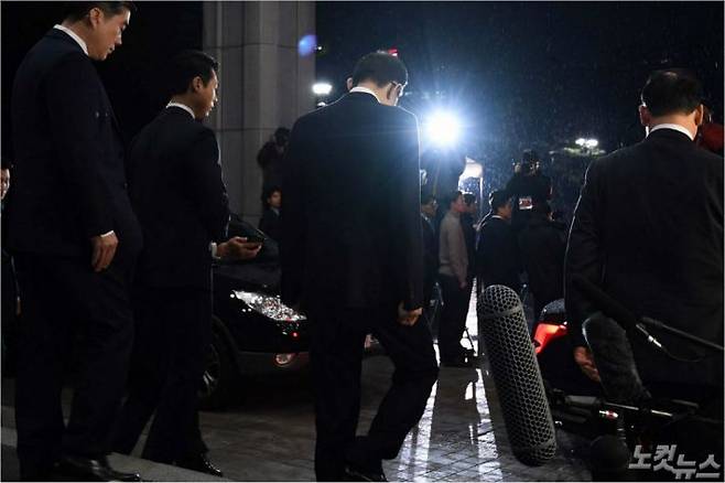 이명박 전 대통령이 15일 오전 피의자 조사 후 서울중앙지검을 나서고 있다. (사진=박종민 기자)