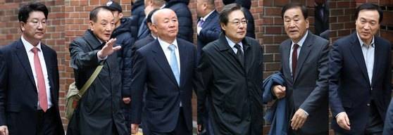 이명박 전 대통령(77)이 14일 오전 검찰에 출석한 가운데 이 전 대통령의 최측근 인사들이 서울 강남구 논현동 자택에 한자리에 모였다. 왼쪽부터 권성동 자유한국당 의원, 김효재 전 정무수석, 류우익 전 대통령 비서실장, 맹형규 전 행정안전부 장관, 이재오 전 의원, 임태희 전 비서실장. [뉴스1]