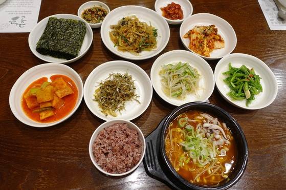 ‘고운님’의 요일 메뉴 중 토요일의 묵은지 김칫국 상차림. 반찬이 8가지 올라온다. 요일 메뉴 내용은 1년에 3차례 개편한다.