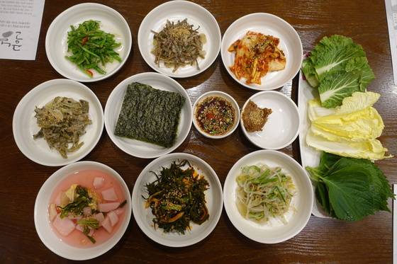 ‘고운님’ 저녁의 기본 상차림. 점심의 8가지 반찬 중 4가지는 바꾸고 3가지 쌈에 시골된장이 나온다. 저녁에 새로 나온 반찬은 고구마잎줄기나물·토란대나물·톳된장무침·갓나박물김치다.