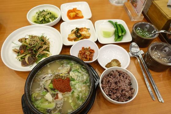 ‘정선생국밥’의 해물국밥 상차림.