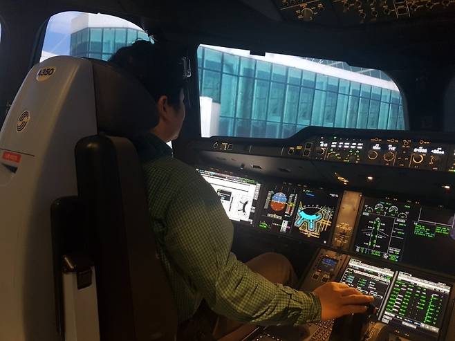 체험자의 시선에 따라 보이는 상황을 전달하기 위해 액션캠인 고프로를 머리에 썼다.