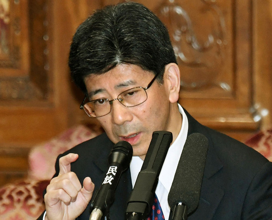 모리토모 학원 관련 문서조작의 책임을 지고 사임한 사가와 노부히사 전 국세청장이 지난 9일 국회에서 답변을 하고 있다. [AP=연합뉴스]