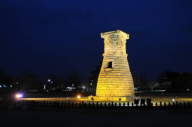 선덕여왕은 다양한 건축 사업을 벌였는데, 첨성대도 이 때에 건립되었다.  ⓒ홍윤호