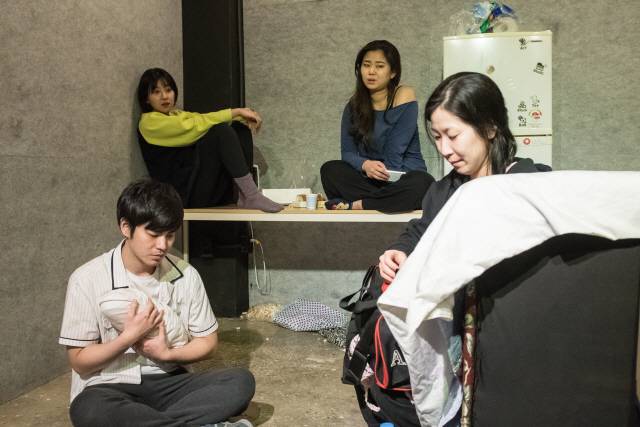 연극 ‘모럴 패밀리’ 장면