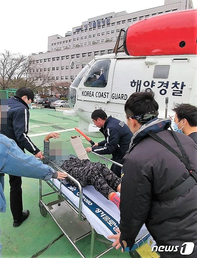 뱀에 물린 응급환자 이송.(여수해경 제공)2018.3.16/뉴스1 © News1 지정운 기자