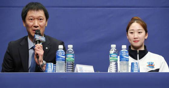 15일 오후 서울 마포구 스탠포드 호텔 그랜드볼룸에서 열린 도드람 2017-2018 V-리그 포스트시즌 미디어데이 행사에서 IBK기업은행 알토스 이정철 감독이 네티즌 질문에 답을 하고 있다. 오른쪽은 고예림. [연합뉴스]