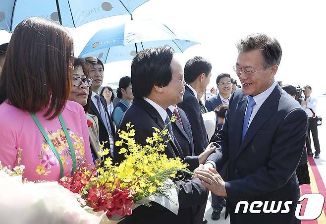 문재인 대통령이 필리핀에서 열리는 동남아시아국가연합(ASEAN)+3 정상회의에 참석하기 위해 12일 오후(현지시간) 베트남 다낭국제공항에서 전용기에 오르기 전 환송객들과 인사를 하고 있다.(청와대) 2017.11.13/뉴스1 © News1 이광호 기자