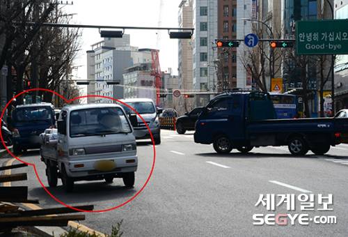 지난 14일 중구 만리동 2가 유턴 구간. 차도에는 불법 주정차 된 차들이 차량 흐름을 방해하고 있다.