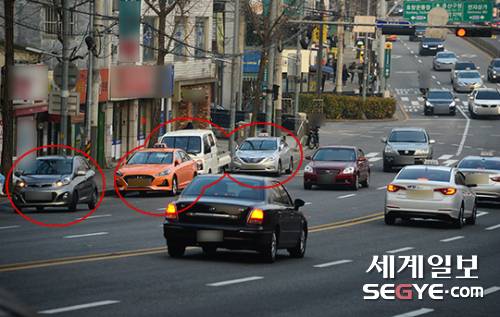 지난 12일 용산구 효창공원역 인근 유턴 구간. 지하철 출입구 인근 차도에는 불법 주정차 된 차들이 차량 흐름을 방해하고 있다.