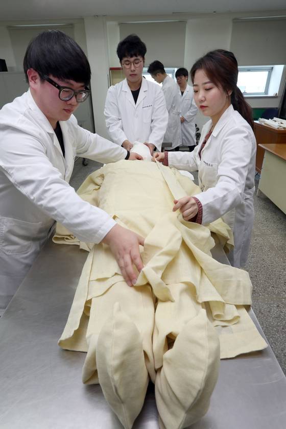 을지대 학생들이 상장의례실습실에서 마네킹을 대상으로 염 실습을 하는 장면. 최정동 기자