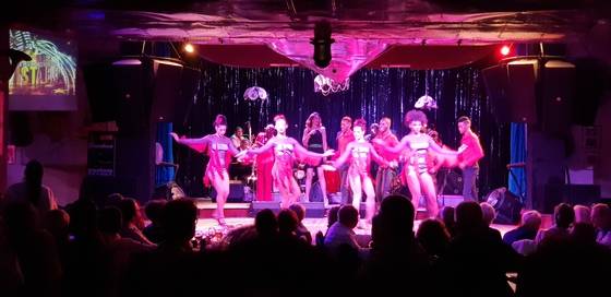 쿠바 아바나 시내에서 볼 수 있는 부에나비스타 소셜 클럽 공연. 라틴 음악과 춤의 향연이다. 1959년 혁명 이전에 활발히 공연되다가 거의 사라진 것을 독일 영화감독 빔 밴더스가 1999년 같은 이름의 다큐멘터리 영화를 내놓고 이를 재발굴하면서 전 세계에 붐을 일으켰다.신나는 라틴 문화가 공산체제 속에 녹아 있는 곳이 쿠바다.