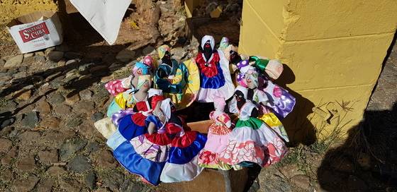 쿠바 트리니다드의 수제 인형들. 쿠바 정부는 2011년 소규모 자영업을 허용하면서 공예품을 포함했다. 이를 계기로 외국 관광객에게 팔기 위한 목각과 수예 제품, 인형 등이 활발하게 개발됐다.