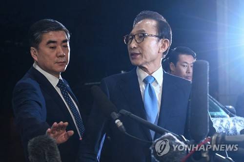 검찰 관계자들에게 인사하는 MB (서울=연합뉴스) 임헌정 기자 = 검찰 조사를 마친 이명박 전 대통령이 지난 15일 오전 서초동 서울중앙지검을 나서며 검찰 관계자들에게 인사하고 있다. 2018.3.15  kane@yna.co.kr  (끝)