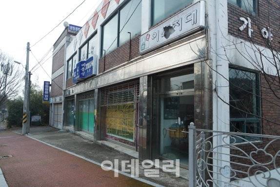 학교 뒷문 근처 죽어버린 상권. 문을 닫은지 오래된 가게들이 그대로 남아있었다. (사진=김소연기자)