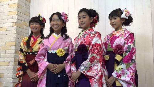 전통의상을 차려입고 졸업식에 참석한 일본 초등학생들. 얼마 전부터 이런 복장을 갖추는 것을 당연한 것처럼 인식돼 부모들 부담이 크다.