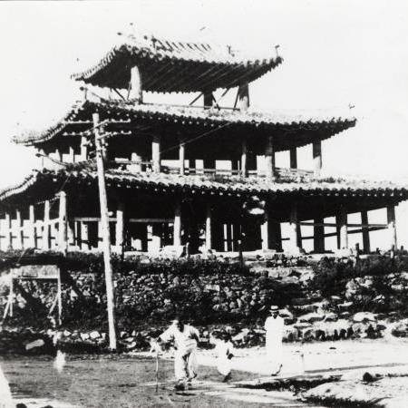 온성군 수항루, 6진 중의 ﻿하나인 종성읍성의 장대로 뇌천각으로도 불렸다.