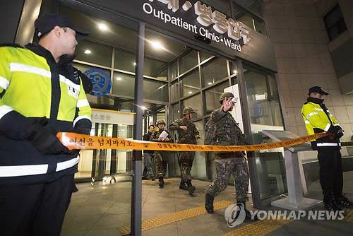19일 오후 서울 신촌 세브란스 병원 응급실에 폭발물이 설치됐다는 신고가 들어와 군인과 경찰이 병원 출입구를 통제하고 있다. /연합뉴스