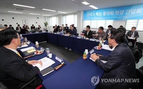 핀테크 혁신 활성화 현장 간담회 (서울=연합뉴스) 김인철 기자 = 최종구 금융위원장이 20일 오후 서울 마포구 핀테크지원센터 서울분원에서 열린 '핀테크 활성화를 위한 핀테크 기업인·예비창업자·금융인 간담회'에서 모두발언을 하고 있다.     yatoya@yna.co.kr