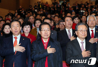 홍준표 자유한국당 대표(가운데)와 김성태 원내대표(왼쪽).  뉴스1 © News1 박정호 기자