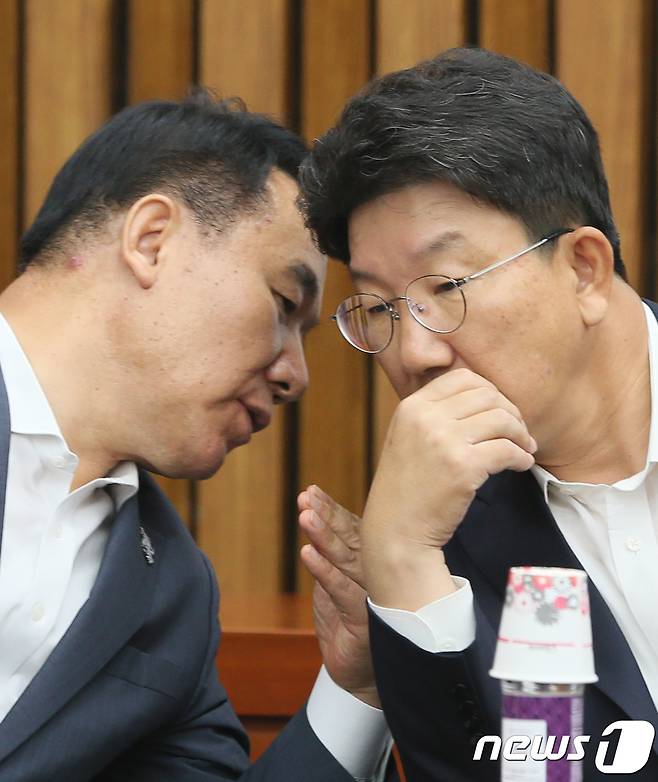 자유한국당 염동열 의원(왼쪽)과 권성동 의원/뉴스1 © News1 이동원 기자