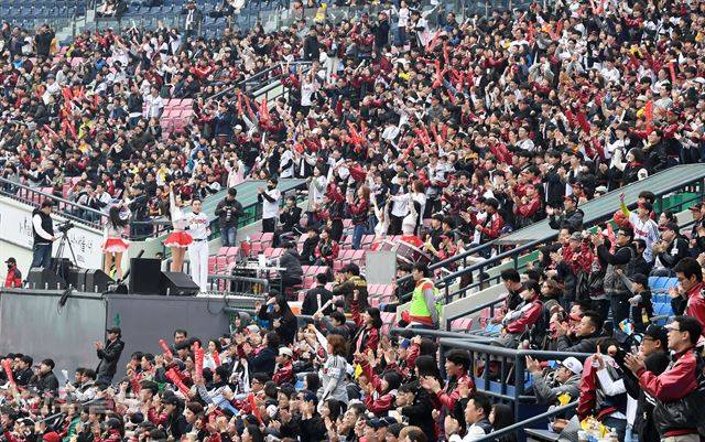 LG-두산의 시범경기가 열린 18일 오서울 잠실야구장에서 팬들이 야구를 즐기고 있다. 홍인기 기자