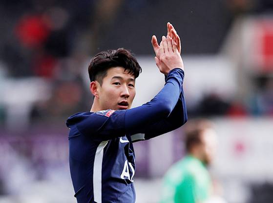 손흥민은 병역법상 군 입대를 위해 내년에 귀국해야한다. 이와 관련, 스포츠 스타의 병역 의무 이행 방식을 바꾸자는 논의가 뜨겁다. 지난 17일 스완지시티와 FA컵 경기에 나선 손흥민. [로이터=연합뉴스]