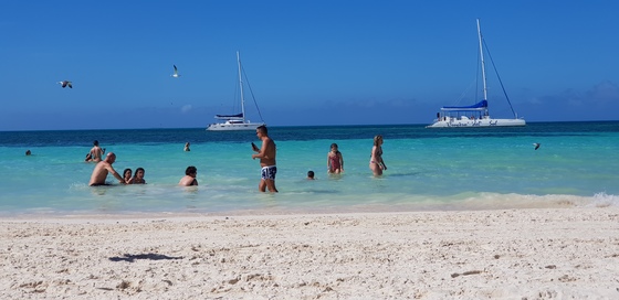 지난 2월초 쿠바 북중부 바라데로 리조트 단지의 섬에 요트를 타고 들어와 해수욕을 즐기는 외국인 여행객들. 바닷물은 에메랄드빛이고 해변은 희고 고운 모래로 이뤄졌다. 쿠바는 연중 온화한 기온과 합리적인 가격으로 외국인 여행객을 유혹한다.
