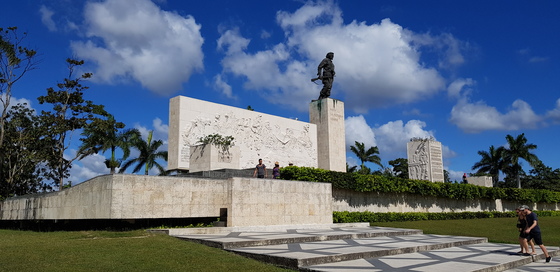 쿠바 산타클라라에 있는 체 게바라의 지하 묘지 위의 기념물.