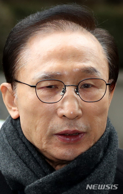 【서울=뉴시스】임태훈 기자 = 다스 실소유주 의혹을 받고 있는 이명박 전 대통령이 지난 2월27일 오후 서울 강남구 대치동 사무실로 출근하고 있다. 2018.02.27. taehoonlim@newsis.com