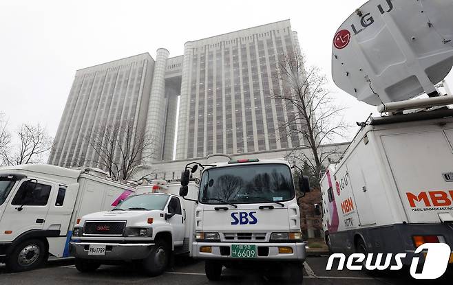 서울 서초구 서울중앙지방법원에 방송사 중계차량들이 대기하고 있다. 2018.3.21/뉴스1 © News1 이재명 기자