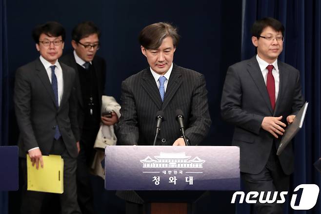 조국 청와대 민정수석(가운데)과 진성준 정무기획비서관(왼쪽), 김형연 법무비서관이 문재인 대통령이 발의할 정부 개헌안 중 권력구조 개편 등 정부 형태 및 헌법기관의 권한과 관련한 내용을 발표하기 위해 춘추관 브리핑룸으로 들어서고 있다.2018.3.22/뉴스1 © News1 이광호 기자