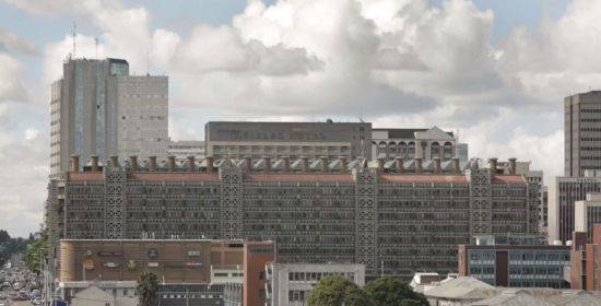 짐바브웨의 수도 하라레에 있는 이스트게이트 쇼핑센터(지붕에 굴뚝 많은 건물).[사진=유튜브 화면캡처]