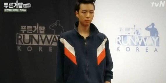 tvN 채널의 <군대 시츄에이션 드라마 ‘푸른거탑’>에 나온 ‘태권브이 활동복’ 캡처 이미지