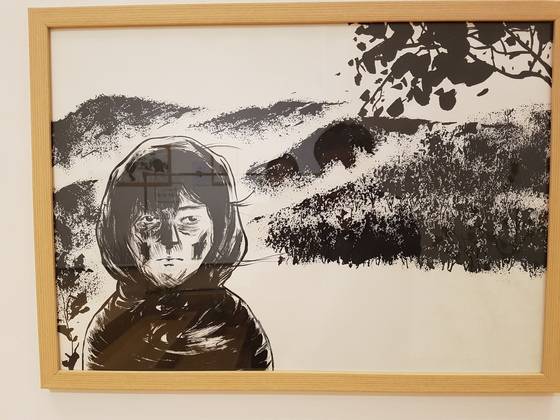 만화 <풀>속 이옥선 할머니 뒤로 황망함이 느껴진다. 임명수 기자