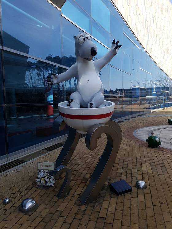 한국만화박물관 앞 광장에 놓인 만화 캐픽터. 임명수 기자